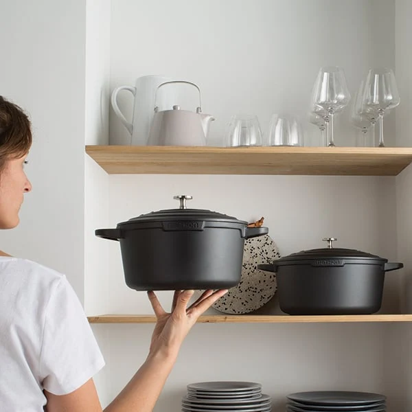 Lot cocotte légère ronde en fonte d'aluminium 28 cm et deux maniques en silicone - Image 3