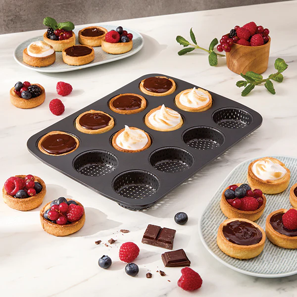Lot plaque 12 mignardises micro-perforée en acier antiadhérent 29 x 22 cm avec rouleau de 24 poches pâtissières jetables et coffret de 12 douilles inox Mathon - Image 2
